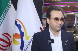 علیرضا اکبرنیا در حال گفتوگو با خبرنگار آوا درباره صادرات دستگاه نانوایی تماماتوماتیک ایران به افغانستان